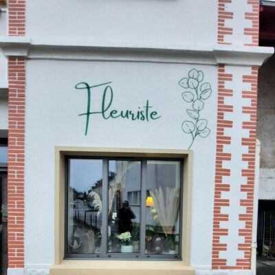 DL System - Lys'toire d'une Fleur - Enseigne en lettre découpée et décoration sur façade - Fleuriste