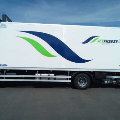 decoration en adhesif teinte masse sur porteur camion