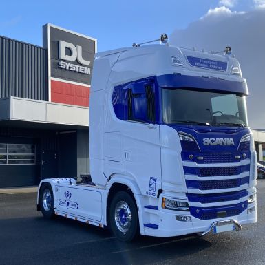 Bleu teinte masse sur cabine camion