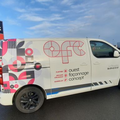 Vehicule utilitaire avec covering numerique